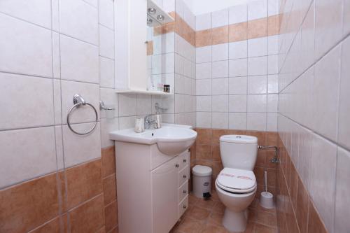 un piccolo bagno con un water e un lavandino di Luxury Villas Polychrono a Polykhrono