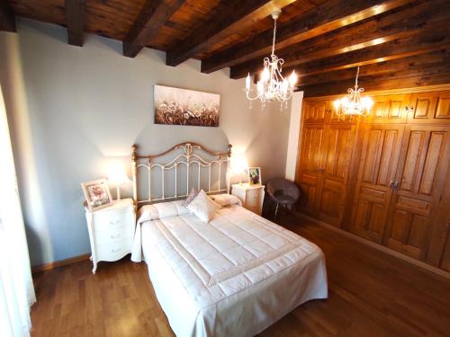 Un pat sau paturi într-o cameră la Del Abuelo Casa Rural