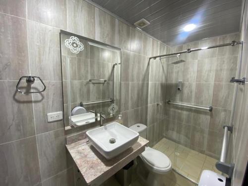 Un baño de Hotel Celeste Inn Chinauta- Fusagasugá