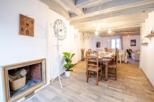 sala de estar con chimenea, mesa y sillas en La Maison Lamartine Havre de paix dans le centre de Tours en Tours