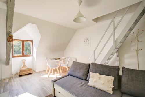 un salon avec un canapé et une table dans l'établissement Le Chaumont The Temple of Modernism, à Tours