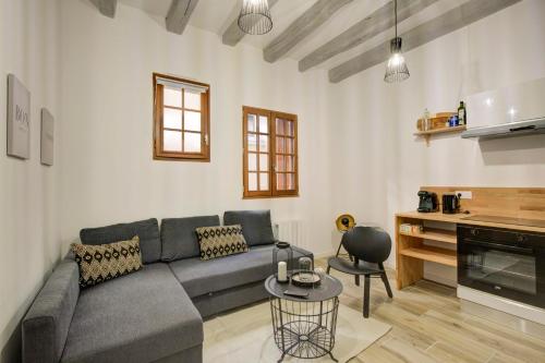 un salon avec un canapé et une table dans l'établissement Amboise A Castle Life, à Tours