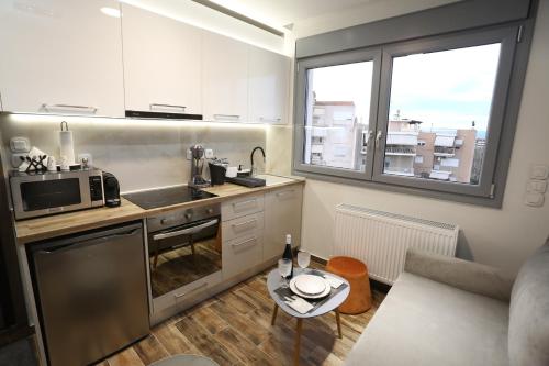 Kuchyň nebo kuchyňský kout v ubytování LA Larissa Luxury Apartments Dafne