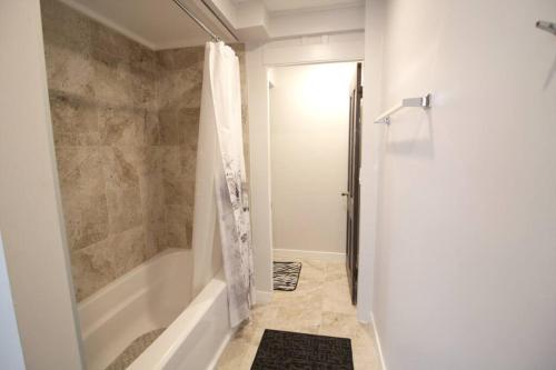 Spacious Guest Suite Amazing Location