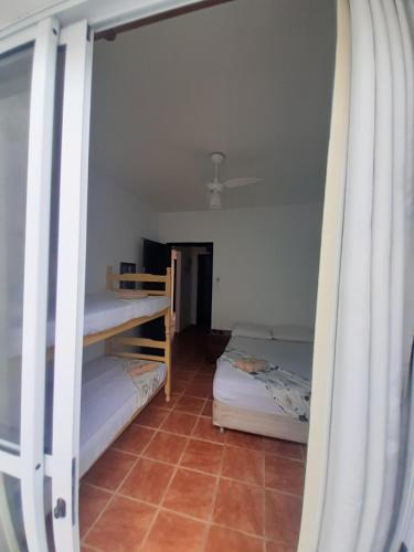 a room with two bunk beds in a room at Pousada das Artes 2 in Mongaguá