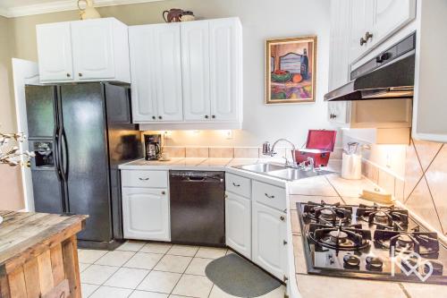 Una cocina o zona de cocina en Kick Back Ranch