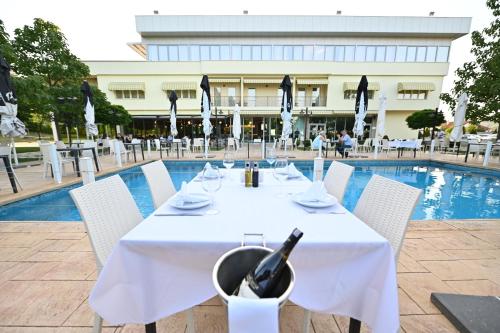 Πισίνα στο ή κοντά στο Hotel La Villa