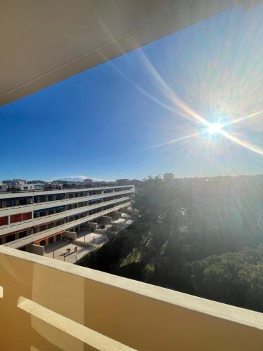 弗雷瑞斯Frejus Plage - 50m2 au calme, tout à pieds的从建筑物阳台看到的景色