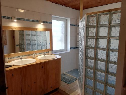 une salle de bain avec deux lavabos et un miroir dans l'établissement La Terrasse, à Gignac
