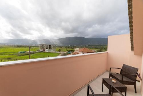 balcone con sedie e vista sulle montagne. di Gold Olive Suites ad Alikanás