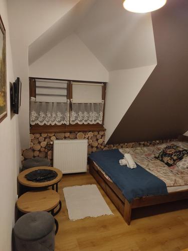 een slaapkamer met een bed, een tafel en stoelen bij Pokoje Dębowa in Kazimierz Dolny