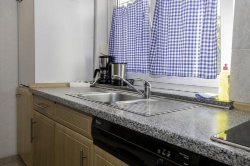Dapur atau dapur kecil di Apartment in Lopar with Terrace, Air conditioning, WIFI, Dishwasher (4612-1)