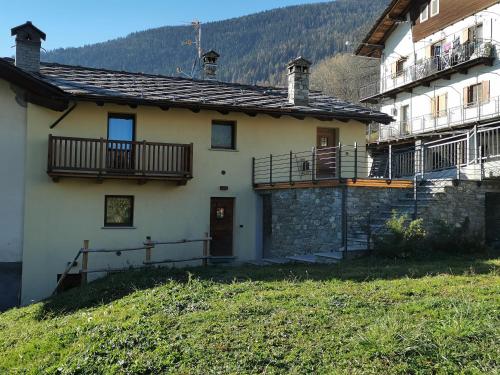 una casa con un balcón al costado en Accogliente e confortevole appartamento a Doues, en Doues