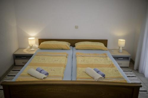 Postel nebo postele na pokoji v ubytování Apartment in Lopar with Terrace, Air conditioning, Wi-Fi, Dishwasher (4612-2)