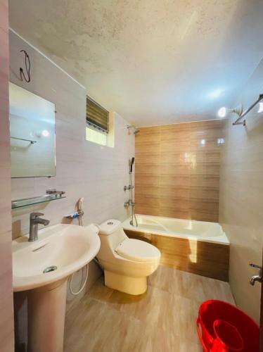 uma casa de banho com um WC, um lavatório e uma banheira em Hotel Opera Ocean em Cox's Bazar
