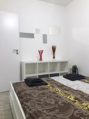 sypialnia z dużym łóżkiem i półką w obiekcie Mini Comfort House Udine w mieście Udine