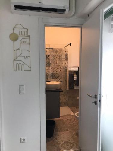 uma casa de banho com um lavatório e um WC num quarto em Mini Comfort House Udine em Udine