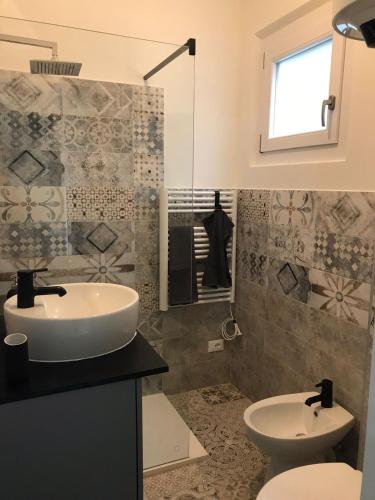 uma casa de banho com um lavatório e um WC em Mini Comfort House Udine em Udine