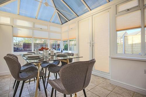 a dining room with a table and chairs at COSY 3 BED HOUSE to BICESTER OUTLET for BIG GROUP by Platinum Key Properties in Bicester