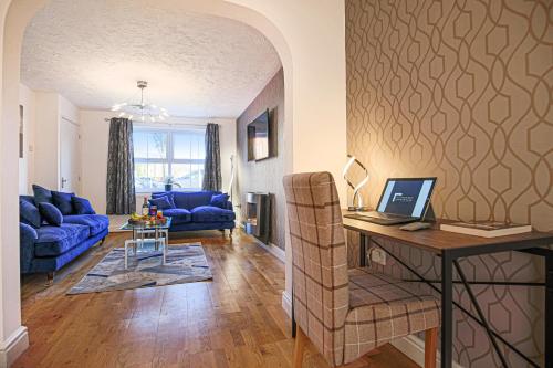 a living room with a desk with a laptop on it at COSY 3 BED HOUSE to BICESTER OUTLET for BIG GROUP by Platinum Key Properties in Bicester