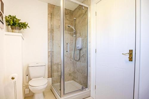 a bathroom with a shower and a toilet at COSY 3 BED HOUSE to BICESTER OUTLET for BIG GROUP by Platinum Key Properties in Bicester
