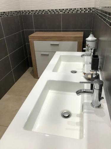- une salle de bains pourvue de 2 lavabos blancs dans l'établissement Villa avec vue campagne, à Carpentras