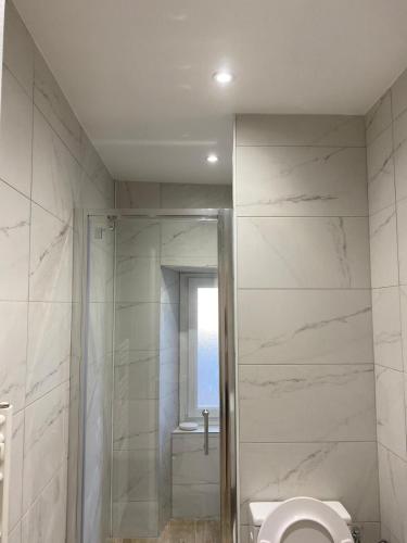 une salle de bain avec toilettes et douche dans l'établissement Grand F4 de 71m2 pour 6 personnes en plein centre ville Arpajon, à Arpajon