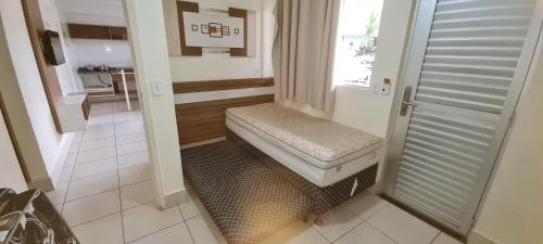 a small room with a bench in a kitchen at Lacqua diRoma 1 - Apartamentos JN in Caldas Novas