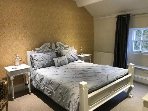 מיטה או מיטות בחדר ב-The Whitehouse Ross-On-Wye