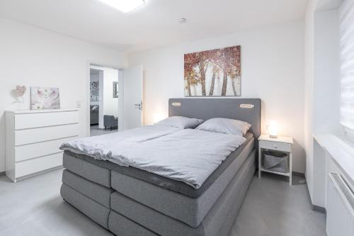 Un pat sau paturi într-o cameră la Exklusive (OG) Neubau-Ferienwohnung mit Fernsicht