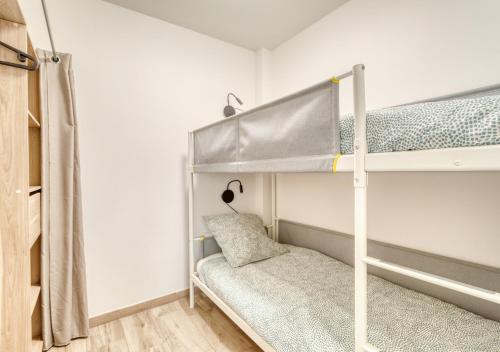 a small bedroom with a bunk bed and a couch at L'ESCAPADE entre DISNEY et PARIS in Noisy-le-Grand