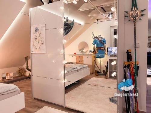 Zimmer mit einer großen Glaswand und einem Bett in der Unterkunft Dragon’s Nest: Cozy & modern attic loft Nuremberg in Schwaig bei Nürnberg
