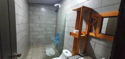 Un baño con ducha y WC. en Tío King Hospedaje Turístico, en Uvita