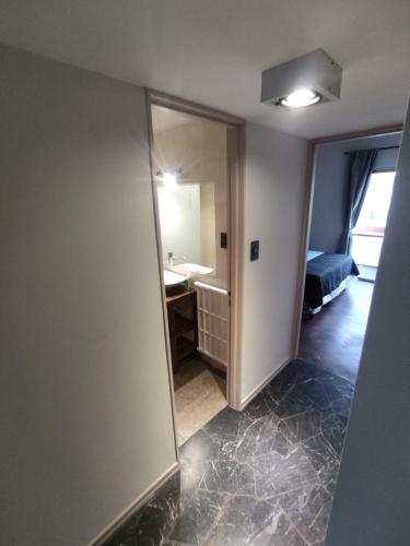 Habitación con baño con lavabo y espejo. en Premium Apartment Mendoza en Mendoza