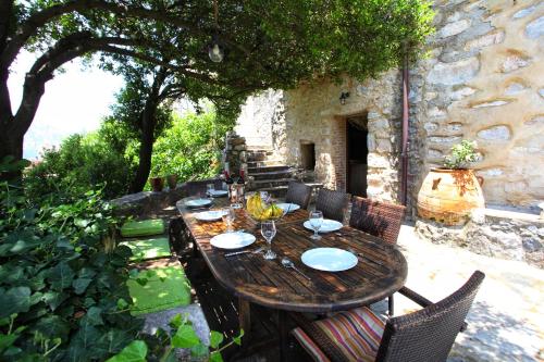 a wooden table with chairs and a tableasteryasteryasteryasteryasteryasteryasteryastery at Traditional Villa Askyfou in Karés