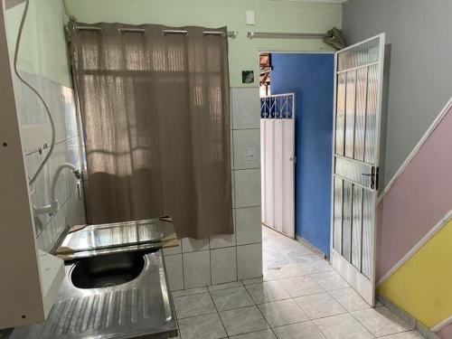 サンタ・ルジアにあるPousada & Hostel Belo Valeのバスルーム(シャワー、シンク付)