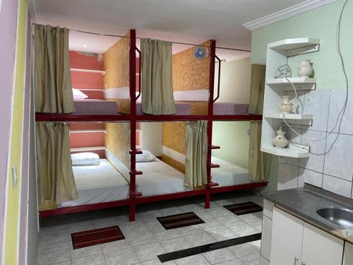 サンタ・ルジアにあるPousada & Hostel Belo Valeのキッチン(二段ベッド2組付)が備わるアパートメントです。