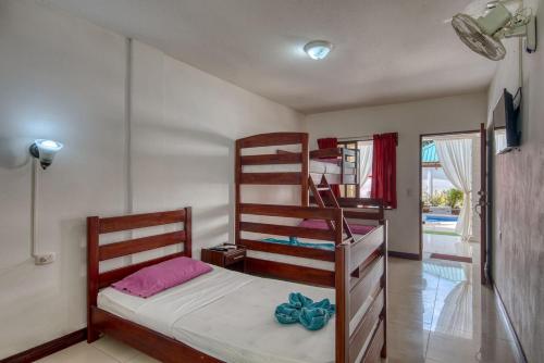 1 dormitorio con 2 literas y escalera en Ocean View Lodge, en Cahuita