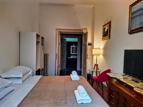 een slaapkamer met een bed en een flatscreen-tv bij NIK Rooms in Rome