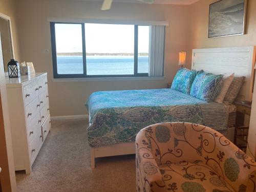 1 dormitorio con cama y ventana en Sunset Harbor Condo for 2-TOP FLOOR 1-309, Navarre Beach en Navarre