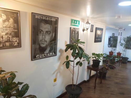 a room with posters on the wall and a plant at Hotel el Che No apto para corruptos in Azogues
