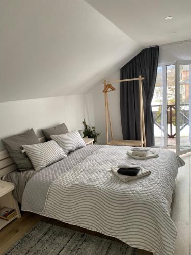 ein Schlafzimmer mit einem großen Bett mit einer Schüssel darauf in der Unterkunft Вілла Бовч in Jaremtsche