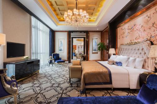 sypialnia z dużym łóżkiem i żyrandolem w obiekcie Wanda Realm Nanchang w mieście Nanchang