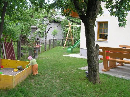 Otroško igrišče poleg nastanitve Turizem Loka - Hotel Loka