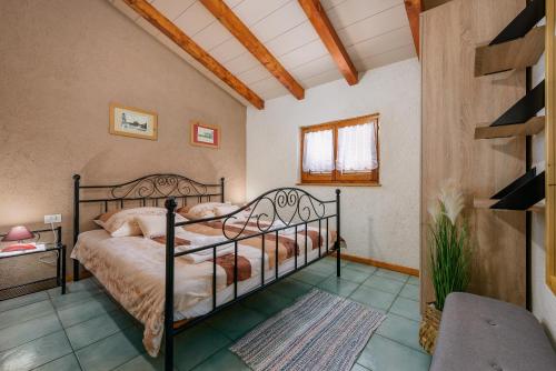 een slaapkamer met een bed in een kamer bij Apartment with pool Visnjan in Višnjan