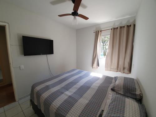 ヴィトーリアにあるApto com dois quartos no bairro de Jardim Camburiのベッドルーム(ベッド1台、薄型テレビ付)
