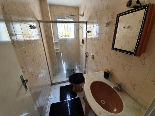 Uma casa de banho em Apto com dois quartos no bairro de Jardim Camburi