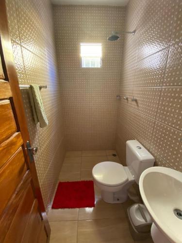 uma casa de banho com um WC e um lavatório em Casa De Praia em Itamaracá em Itamaracá