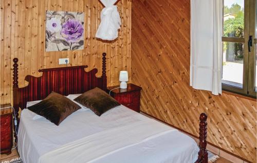 Un pat sau paturi într-o cameră la Awesome Home In Biniali With Wifi
