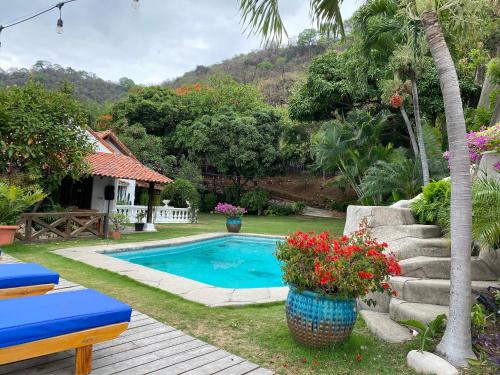 Bazén v ubytování Iguanazu Bed & Breakfast nebo v jeho okolí